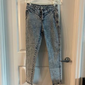 90s style skinny jeans